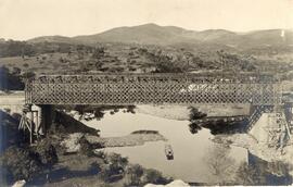 Voladura de un tramo metálico del puente de Guarrizas III, de dos tramos, en el km 285,058 de la ...