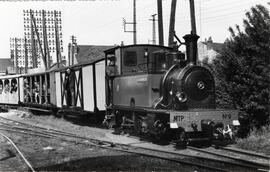 Vista de la locomotora de vapor de vía estrecha, fabricada por la compañía belga Société Anonyme ...
