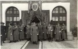 Vista de la entrada en la estación de Segovia, engalanada con la bandera del régimen, del Jefe de...