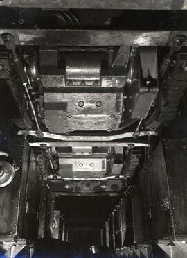 Vista bajo del bastidor de una locomotora diésel - eléctrica de maniobras de la serie 10301 a 103...