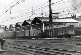 Vista del pabellón para material móvil del depósito de máquinas de la estación de Madrid-Príncipe...