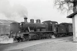 Composición de viajeros remolcada por locomotora de vapor 140 - 2066, ex nº 4118 (serie RENFE 140...