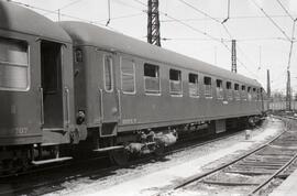 Coche de viajeros de 2ª clase BB 8707 de la serie BB 8501 a 8945 de RENFE, formando parte de una ...