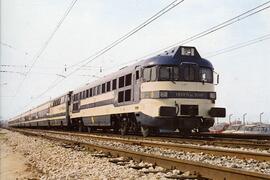 [En el reverso, el texto]: Núm. 8. El Talgo Pendular Madrid - París, remolcado por una locomotora...