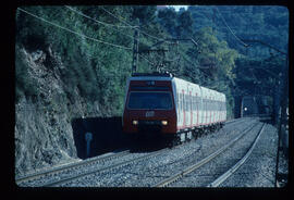Automotor eléctrico o unidad de tren eléctrica de la serie 111 de los Ferrocarrils de la Generali...