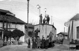 Grupo de personas posando delante del vagón electrógeno nº 2 del Servicio Eléctrico de RENFE en A...