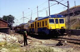 Automotor diésel de la serie 593 de RENFE 593-074-8, coches motores serie 9 - 593 - 001 a 124, co...