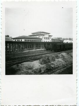 Nuevo edificio de viajeros y nuevas instalaciones de la estación de Oviedo de la línea de León a ...