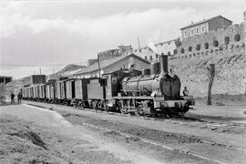 Composición de mercancías remolcada por la locomotora de vapor 040 - 2373 de la serie 040 - 2351 ...