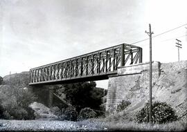 Puente metálico de un tramo y 55 m, con vigas tipo Linville. Situado en el km 285,058 de la línea...