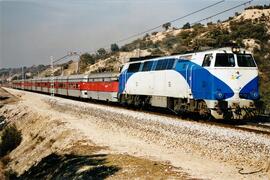 Locomotora diésel - eléctrica 333 - 104 de RENFE OPERADORA, fabricada por MACOSA y pintada en  bl...