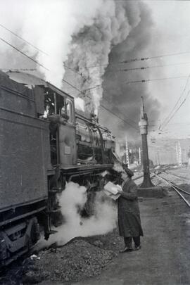 Jefe de tren informando al maquinista en la estación de Massanet-Massanas, anteriormente denomina...