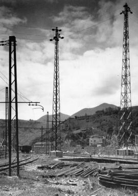 Línea primaria de alimentación con cruce sobre la vía de la Compañía de Ferrocarriles Vascongados...