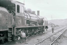 Composición de coches de viajeros remolcada por la locomotora de vapor nº 182 Pacific con rodaje ...