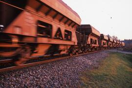 Composición de mercancías, formada por locomotora diésel - eléctrica serie 319 de RENFE y vagones...