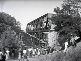 Sustitución del antiguo puente metálico sobre el río Duero, en las proximidades del km 237,514 de...