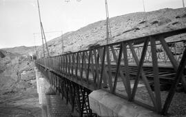 Viaducto metálico sobre la rambla del río Andarax de la línea de Linares a Almería, de 10 tramos ...