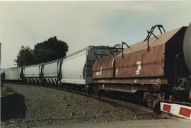 Tren nº 11 CONRAIL con vagones tolva, a su paso por Porter (Nueva York). Remolcado por dos locomo...