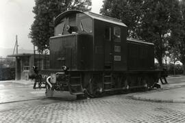 Vista oblicua de una locomotora diésel - eléctrica de maniobras de la serie 10301 a 10320 de RENF...