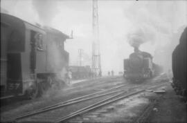 Locomotoras de vapor nº34 y 37 en la playa de vías de la estación de San Pedro de los Ferrocarril...