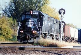 Vista parcial del tren IC maniobrando marcha atrás. Atraviesa la línea de NS en Tuscola, Illinois...