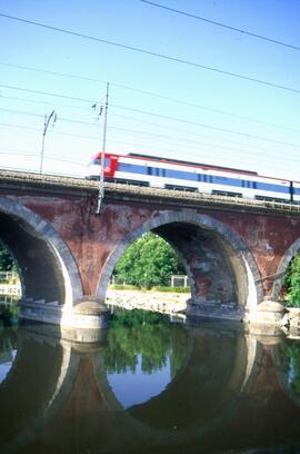 Unidad eléctrica serie 447 de RENFE sobre el Puente de Los Franceses, situado en el km 2,079 de l...