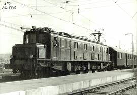 Locomotora eléctrica 2D2 - 5506 de la SNCF, detenida en la estación francesa de San Juan de Luz -...