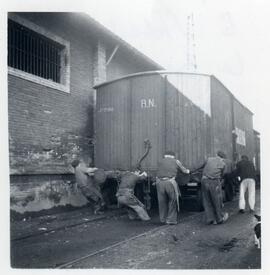 La brigada de los "empuja vagones" (pousse-wagons) en algún lugar de San Sebastián