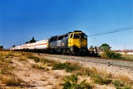 Locomotora diésel - eléctrica 333 - 069 de RENFE, fabricada por MACOSA y pintada en  amarillo y g...