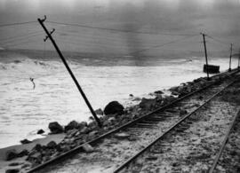 Daños producidos en el tendido aéreo por un temporal en una línea ferroviaria costera