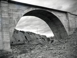 Puente de fábrica de un solo tramo de la línea de Huesca a Canfranc, situado en un km sin determinar