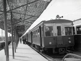 Automotor eléctrico o unidad de tren eléctrica de la serie 300 detenido en las vías para Cercanía...