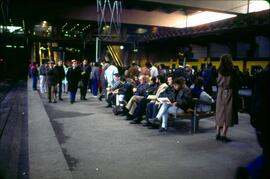 Viajeros en los andenes de la estación de Madrid - Atocha