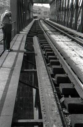 Puente metálico de dos tramos y 76 m, con vigas tipo Linville y Cruz de San Andrés. Situado en el...