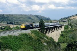 Locomotora diésel - eléctrica 333 - 035 de RENFE, fabricada por MACOSA, en colores amarillo y gri...