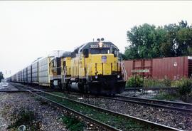 Vista de un tren autoracks con dos locomotoras UP, en cabeza la UP-3222 (SD40-2) y la UP-2521 (C3...