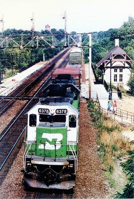 Vista de la locomotora diesel BN-6373 (SD40-2) de la Burlington Northern, tirando de un mercancía...