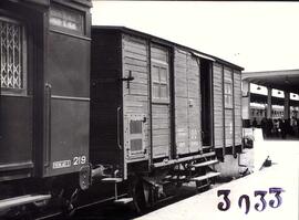 Furgón de madera DV 61506 detenido en una estación sin identificar.