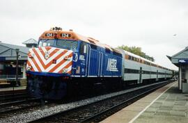 Orlando Park. Línea METRA de NW. Unidad de tren, remolcada por la locomotora 134 (F40-PH-2)