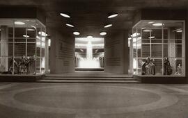 Vestíbulo, vitrinas y fuente luminosa de la exposición del Centenario del ferrocarril en España r...