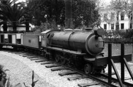 Perspectiva general de la locomotora de vapor "La Niña" que remolca la composición del ...