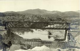 Voladura de un tramo metálico del puente de Guarrizas III, de dos tramos, en el km 285,058 de la ...