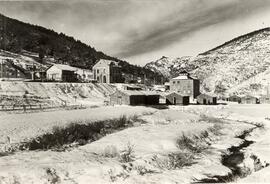 Vista de un río y de la estación del Ferrocarril Transpirenaico de La Molina, en los Pirineos Cat...