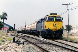 Locomotora diésel - eléctrica 333 - 071 de RENFE, fabricada por MACOSA y pintada en  amarillo y g...