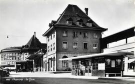 Vista de la estación central de la ciudad suiza de Friburgo, y de una parada de autobuses próxima...