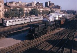Composición de viajeros remolcada por locomotora Garratt llegando a la estación de Valencia - Norte