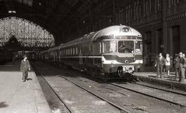 Automotor térmico diésel de la serie 597 de RENFE, correspondiente a la antigua numeración 9700, ...