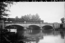 Puente sobre el Tajo, situado en el km 47,838 de la línea de Madrid a Alicante, dentro del términ...