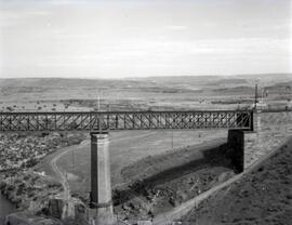 Puente metálico de tres tramos y 146 m, con vigas tipo Linville. Situado en el km 304,508 de la l...