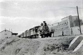 Composición de coches de viajeros remolcada por la locomotora de vapor 130 - 2132 de la serie 130...